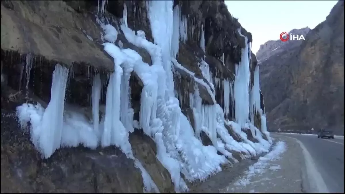 Tunceli\'de donan \'Ağlayan Kayalar\' vatandaşın ilgi odağı oldu
