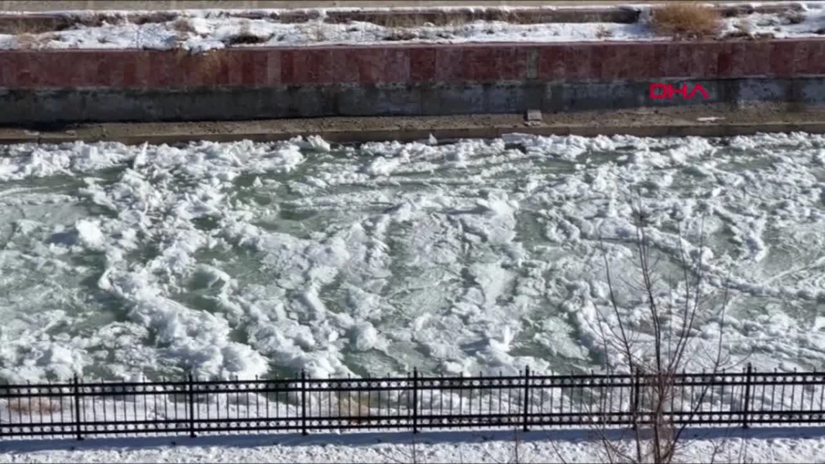Çoruh Nehri\'nin yüzeyi buz tuttu