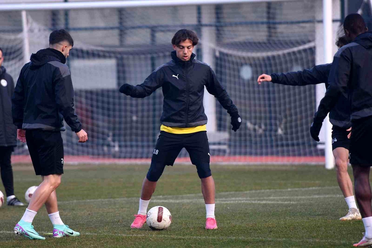 Manisa Futbol Kulübü, Tuzlaspor maçı için İstanbul\'a gitti
