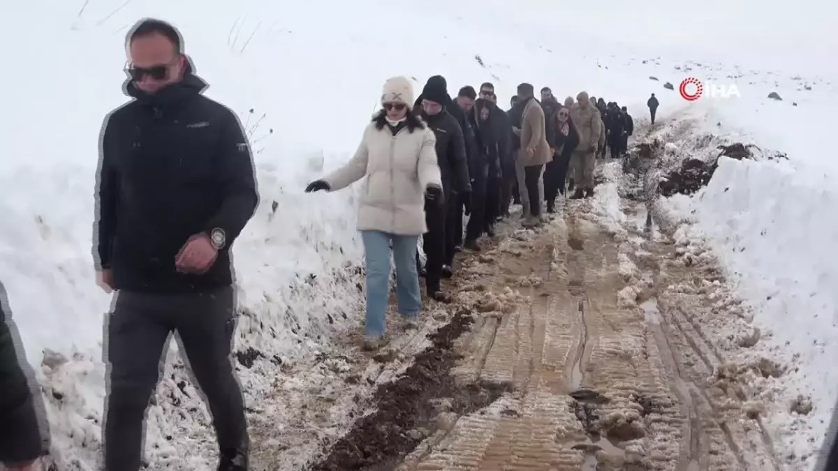 Vali Çakır yaban hayvanları için karlı dağlara yem bıraktı