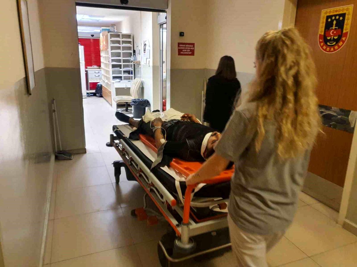 İnegöl-Pazaryeri yolu üzerinde frenleri patlayan tır yamaca çarptı, 2 kişi yaralandı