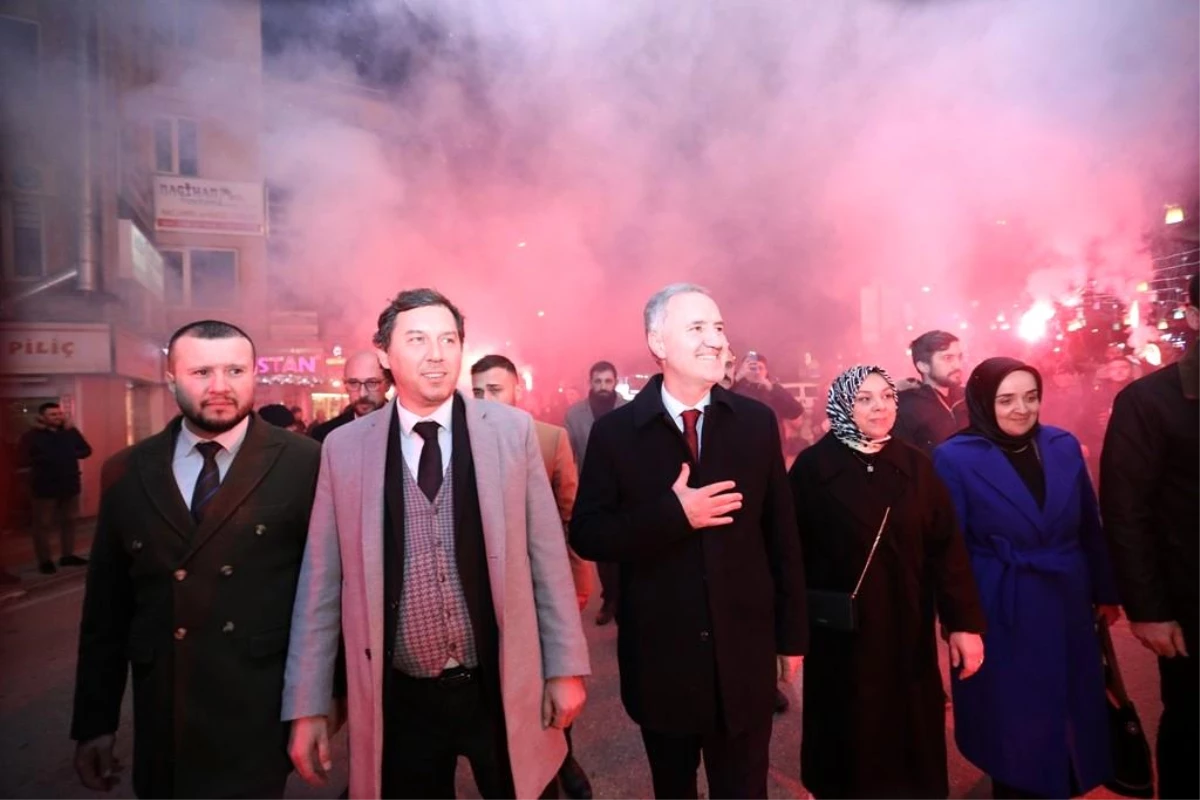 İnegöl Belediye Başkanı Alper Taban, Bursa dönüşü coşkulu bir kalabalık tarafından karşılandı