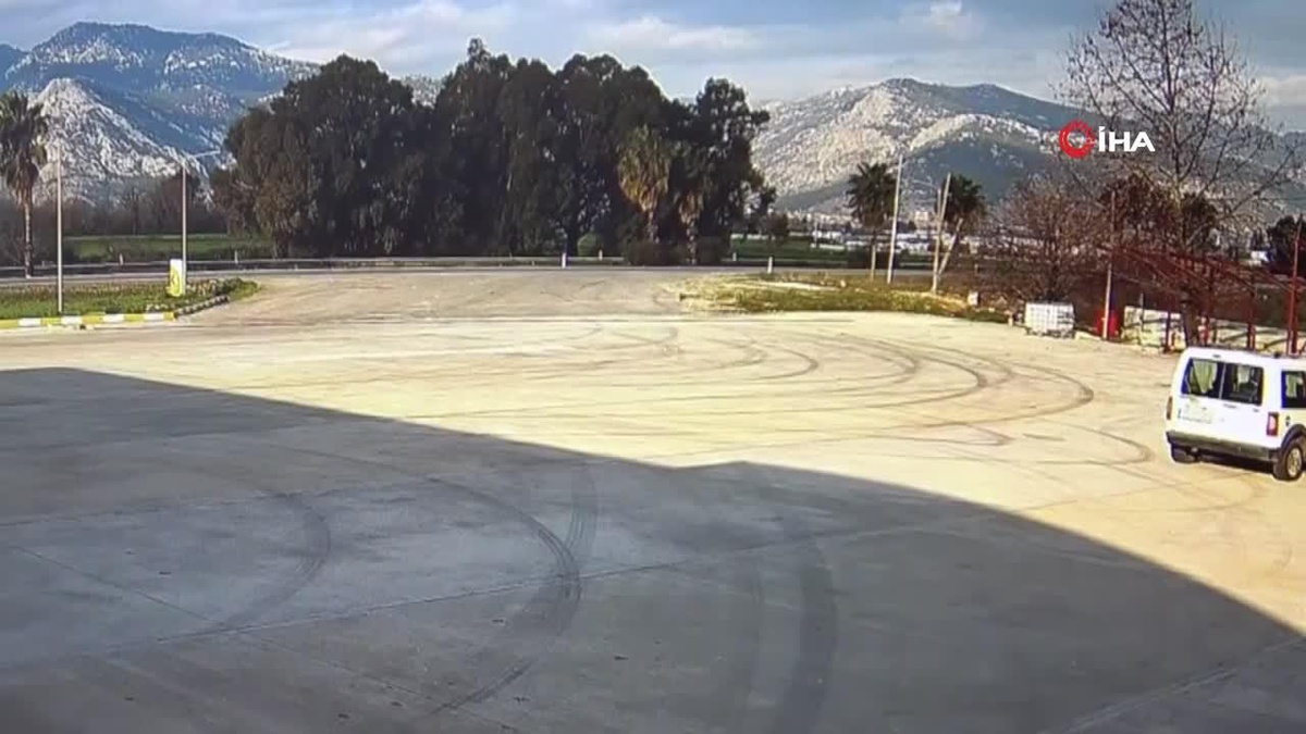 Yoldan çıkan otomobil palmiye ağacına böyle çarptı: 1 ölü, 3 yaralı