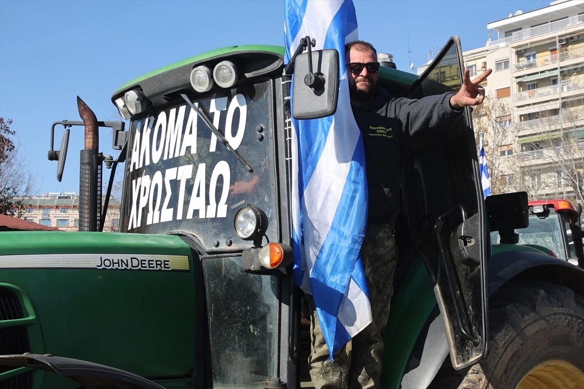 Yunanistan\'da çiftçiler traktörleriyle eylem yaptı