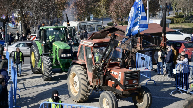 Yunanistan'da çiftçiler traktörleriyle eylem yaptı