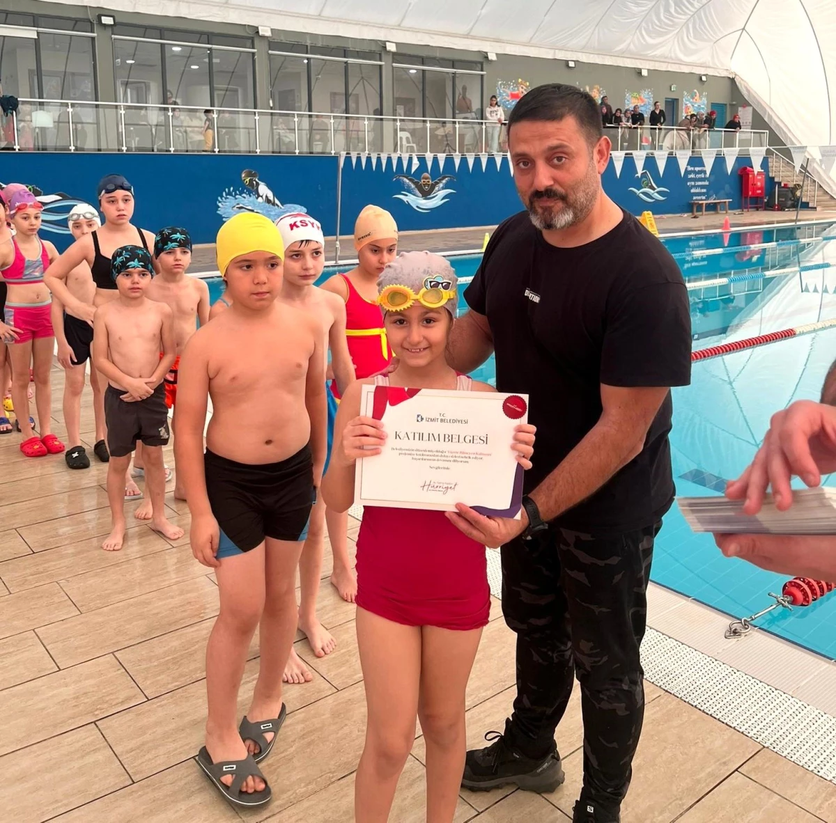 İzmit Belediyesi, yarıyıl tatilinde 305 sporcuya yüzme eğitimi verdi