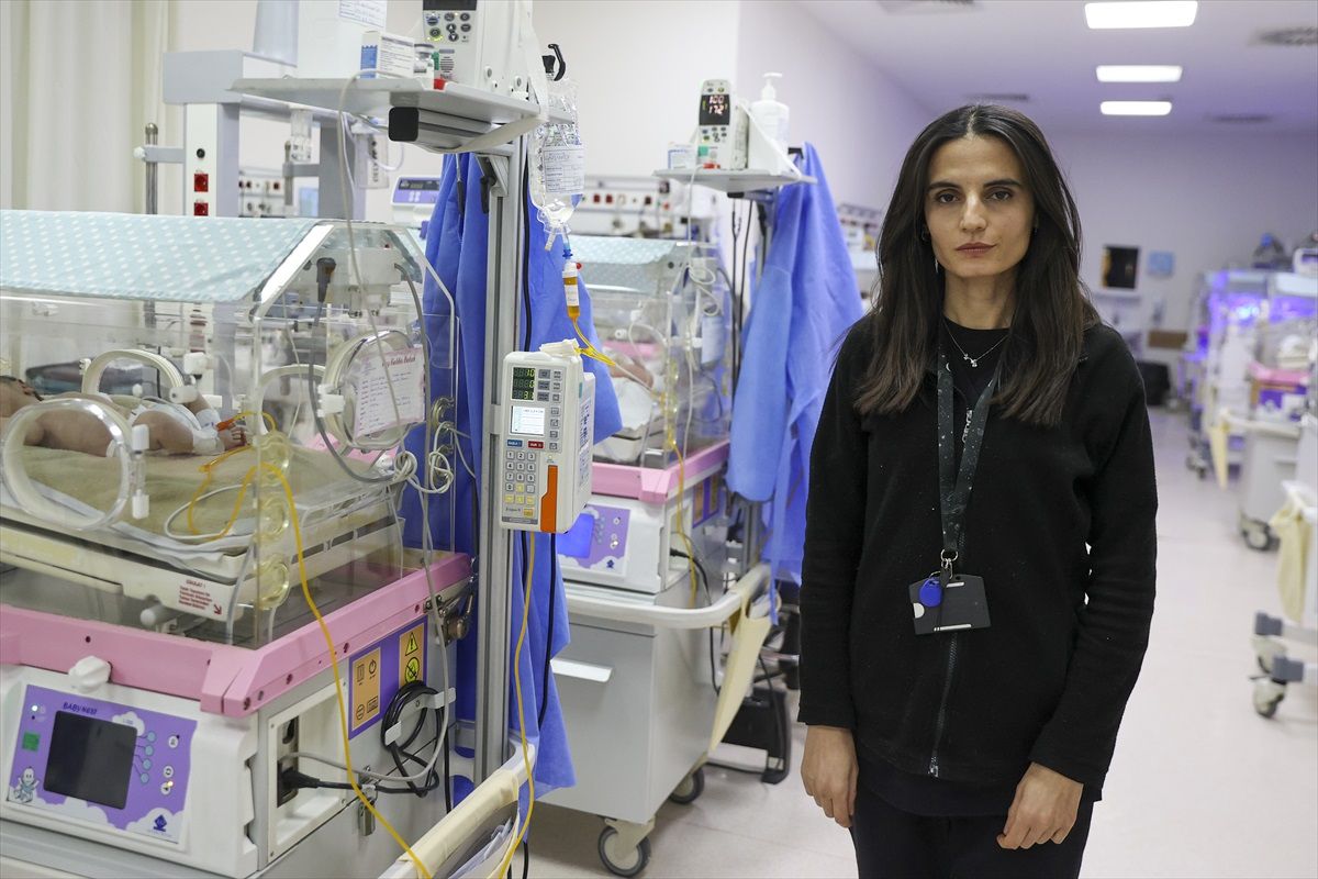 Kahramanmaraşlı hemşire Gazal Çalışkan, depremin birinci yılında yine bebeklerin başında