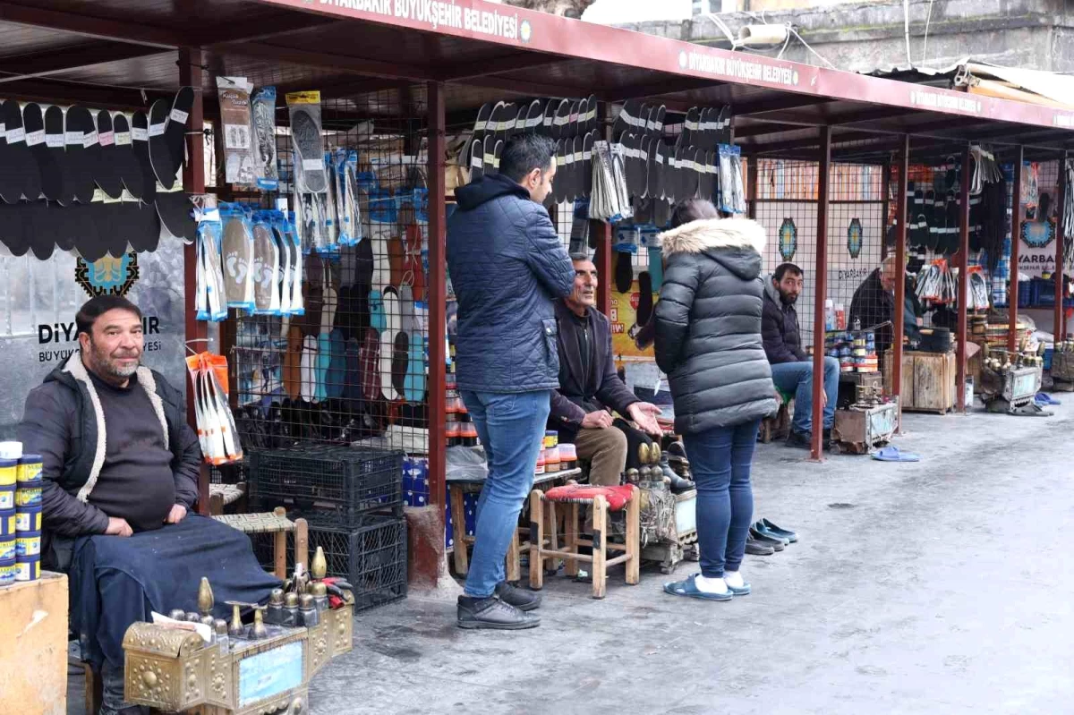 Diyarbakır\'da 46 yıldır ayakkabı boyayan Boyacı Mehmet dayı