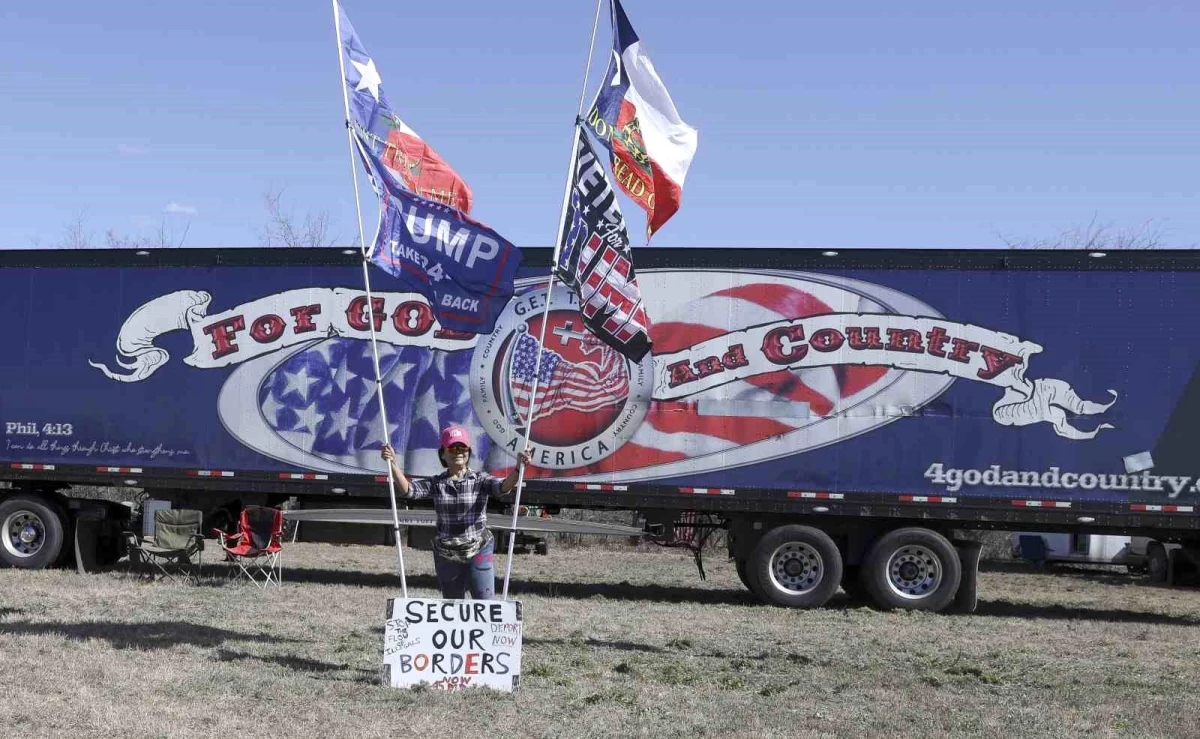ABD\'de Cumhuriyetçiler, göç sorununu protesto etmek için Teksas-Meksika sınırında konvoy düzenledi