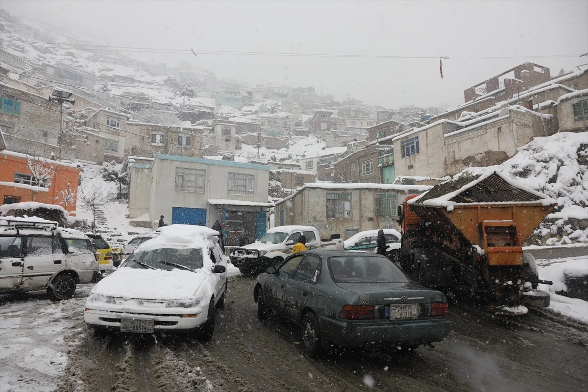 Afganistan\'da Yoğun Kar Yağışı ve Soğuk Hava