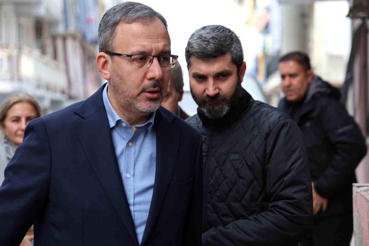 Mehmet Muharrem Kasapoğlu, taksici Oğuz Erge\'nin ailesine taziye ziyaretinde bulundu