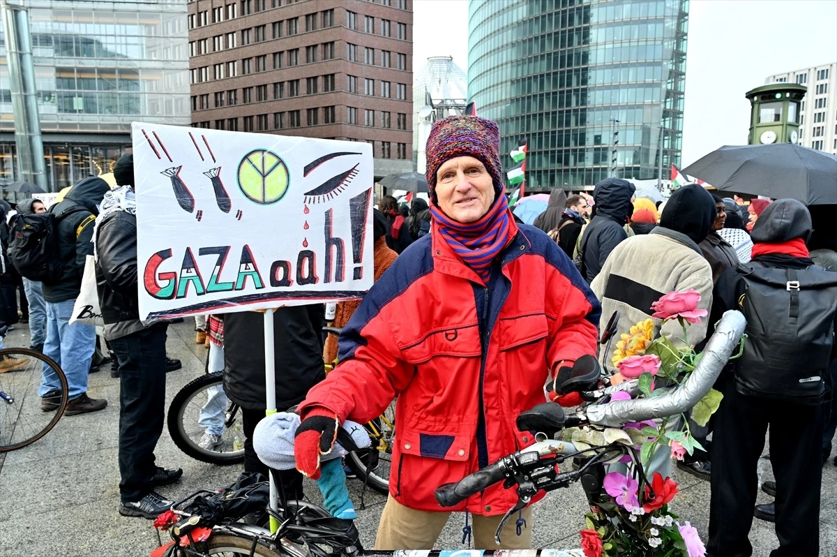 Almanya\'da Filistin Yanlısı Göstericiler İsrail\'in Gazze\'ye Saldırılarını Protesto Etti