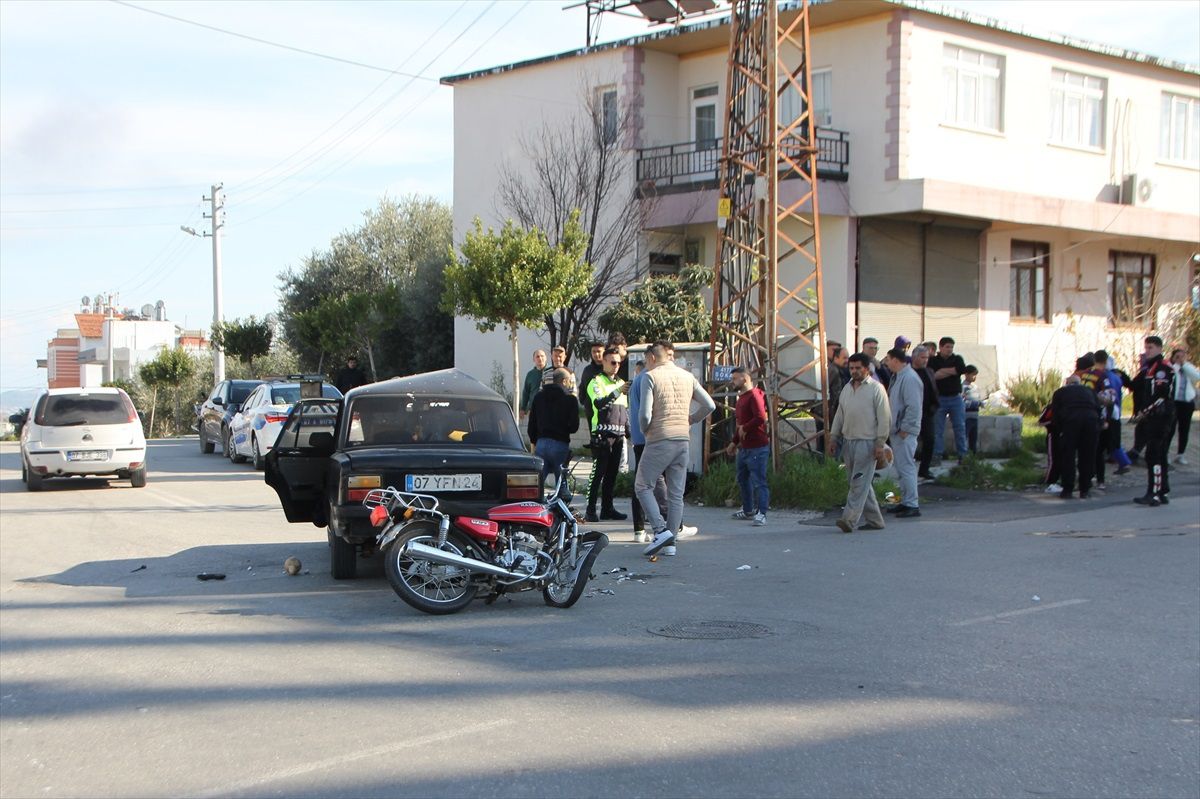 Antalya\'da otomobil ile motosiklet çarpışması: 1\'i ağır, 2 yaralı