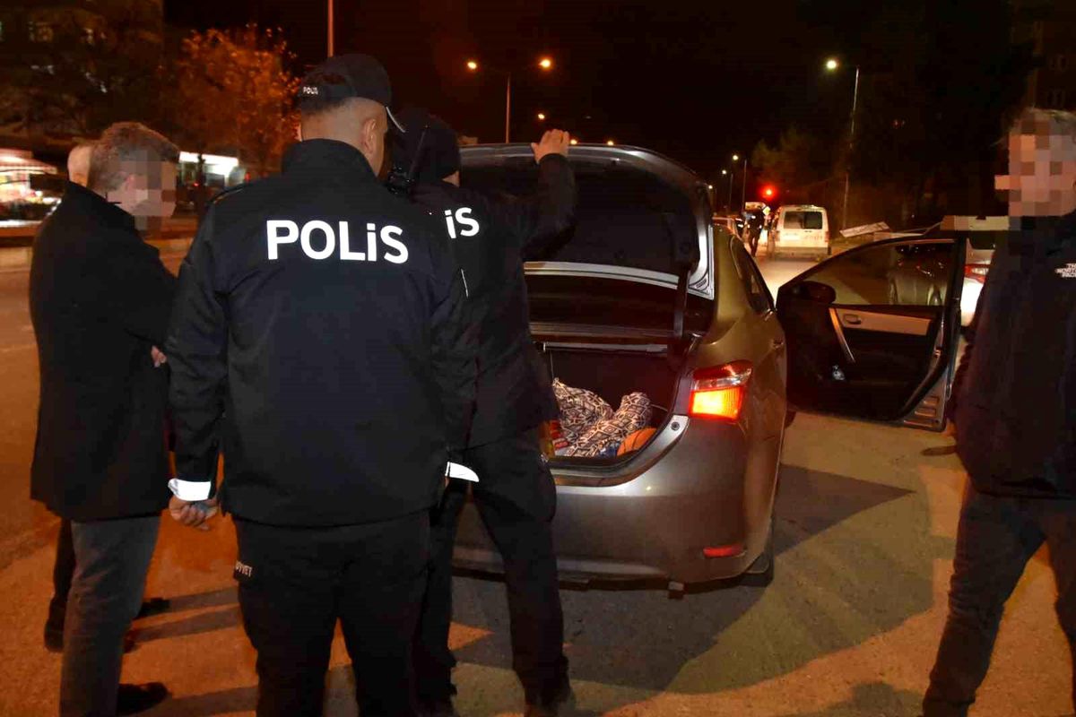 Adıyaman Emniyet Müdürlüğü ekipleri aranan şahıslara yönelik şok uygulama yaptı