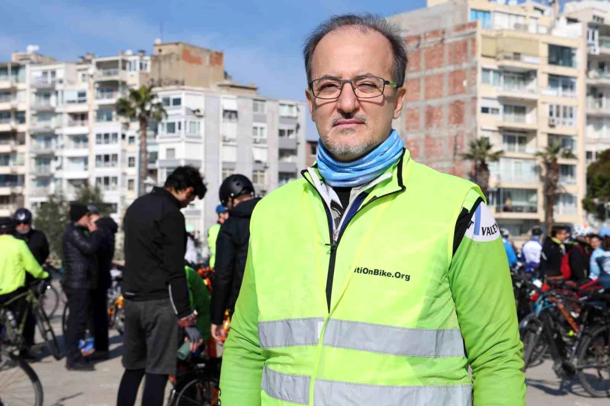 İzmir\'de Depremde Hayatını Kaybedenler İçin Bisiklet Sürüşü