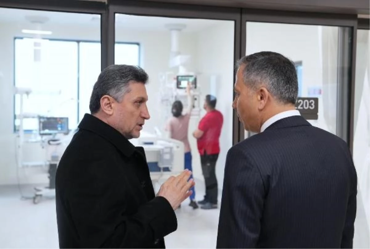 İçişleri Bakanı Ali Yerlikaya, kaza kırıma uğrayan helikopterde yaralanan polisi ziyaret etti