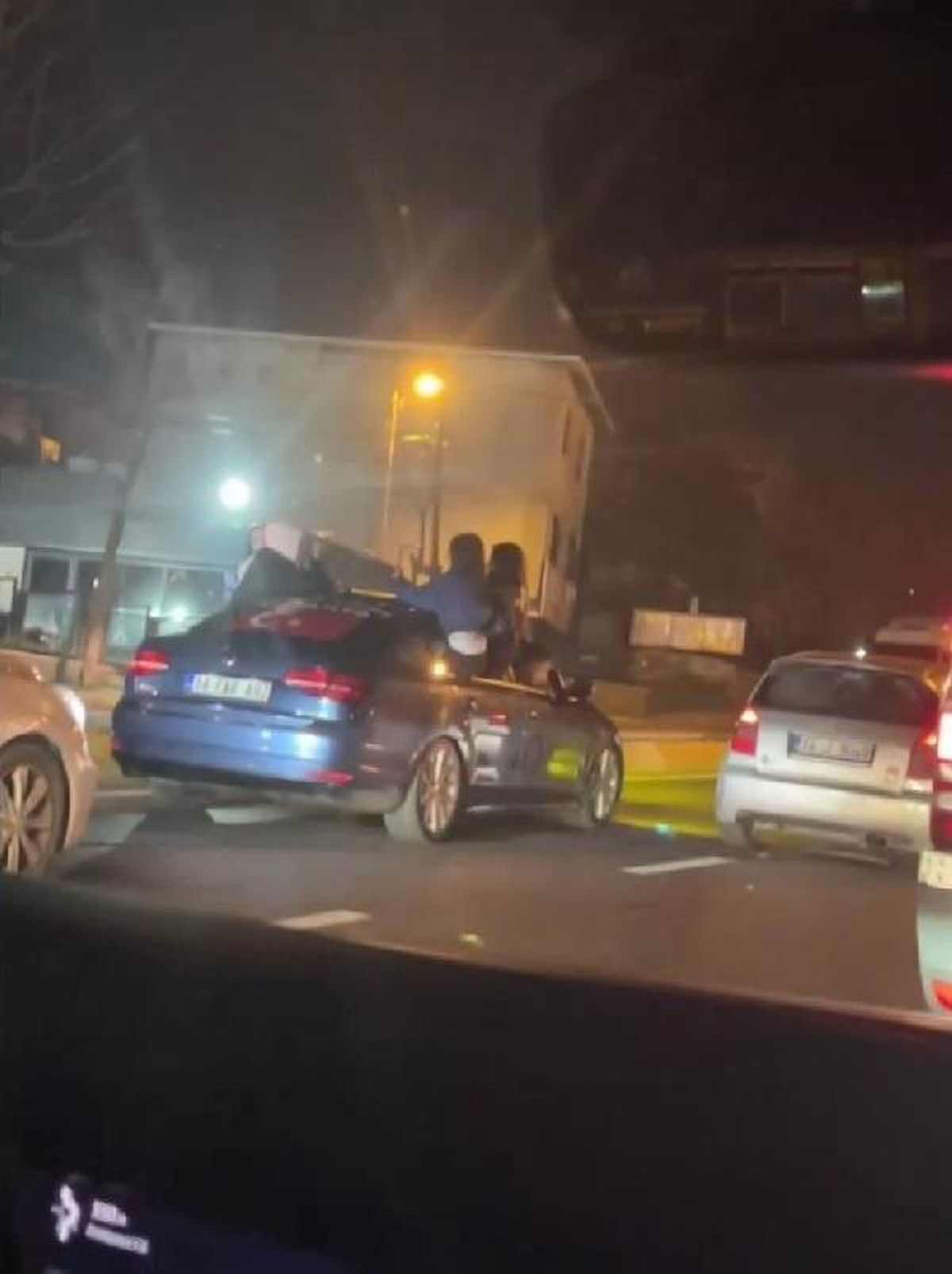 Sultanbeyli ve Başakşehir\'de Asker Uğurlaması Yapan Gruplar Trafiği Kapattı