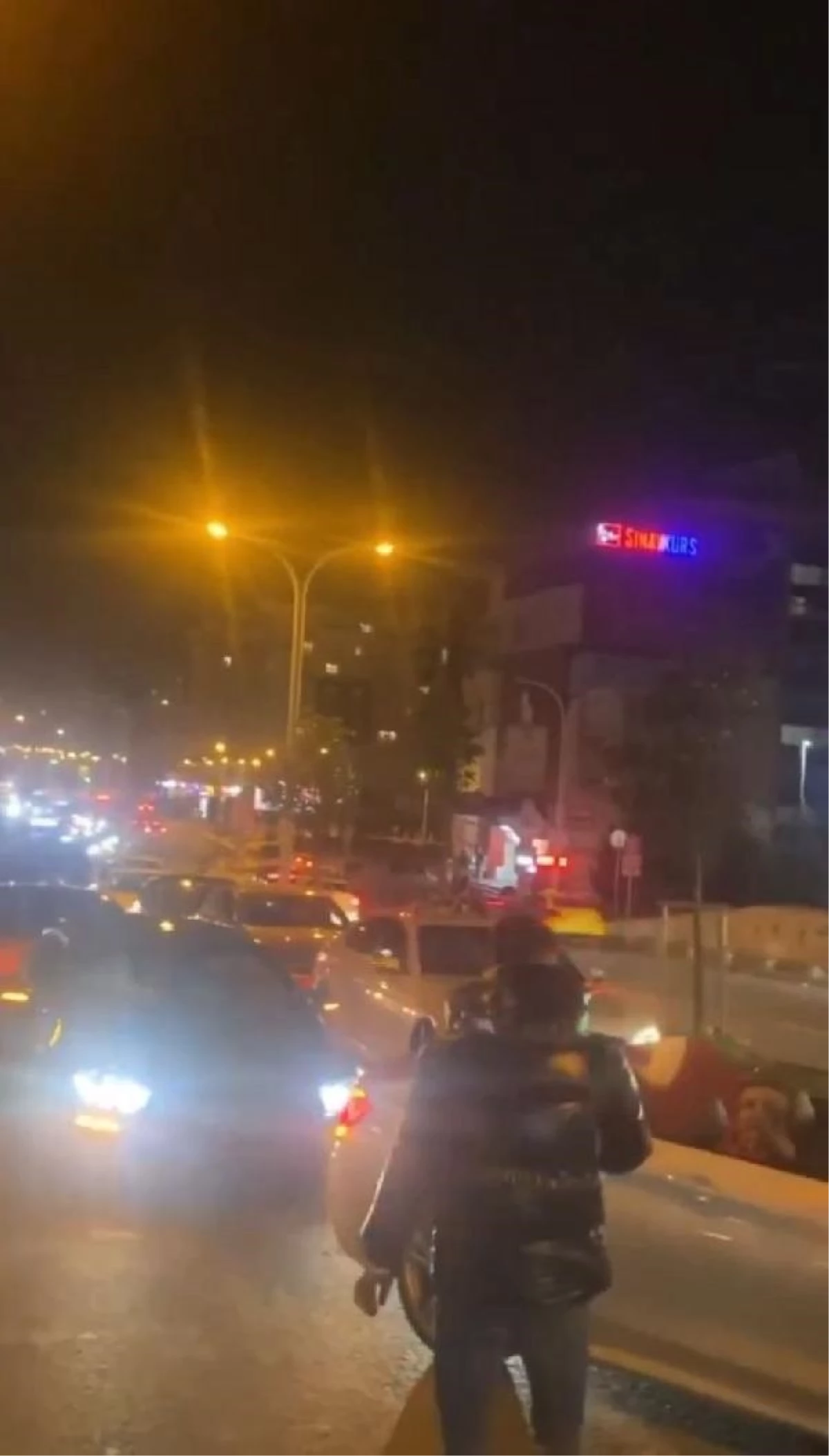 Başakşehir\'de Asker Eğlencesi Bahanesiyle Caddeyi Trafiğe Kapatan Araç Sürücülerine Ceza