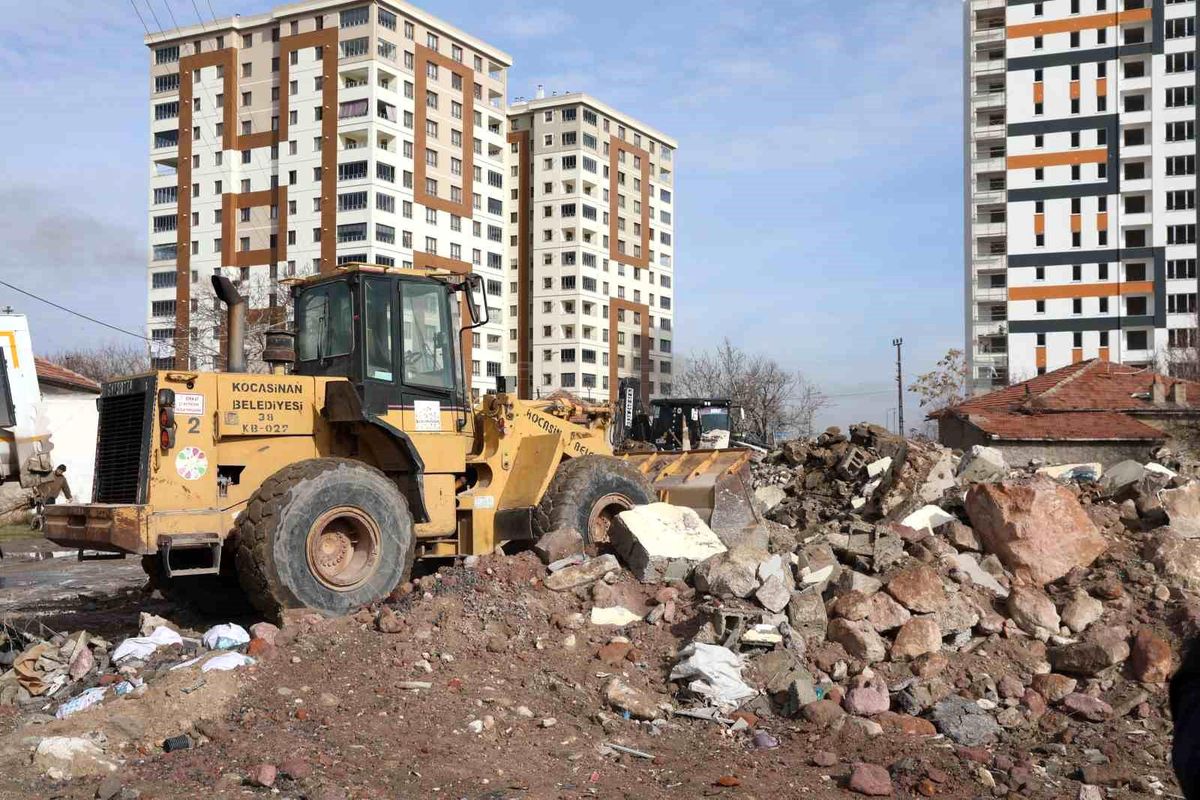 Kocasinan Belediye Başkanı Ahmet Çolakbayrakdar, kentsel dönüşüm çalışmalarını denetledi