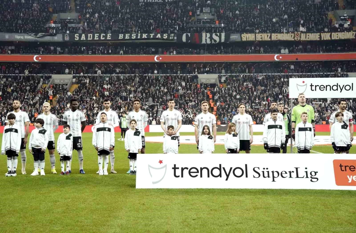 Beşiktaş Teknik Direktörü Fernando Santos, Trabzonspor maçında 4 değişiklik yaptı
