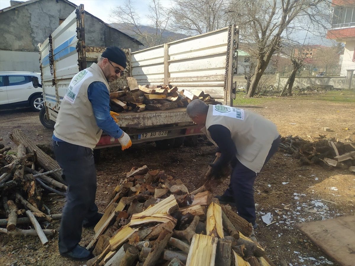 Bingöl\'de Umut Kervanı Derneği 291 aileye yardımda bulundu