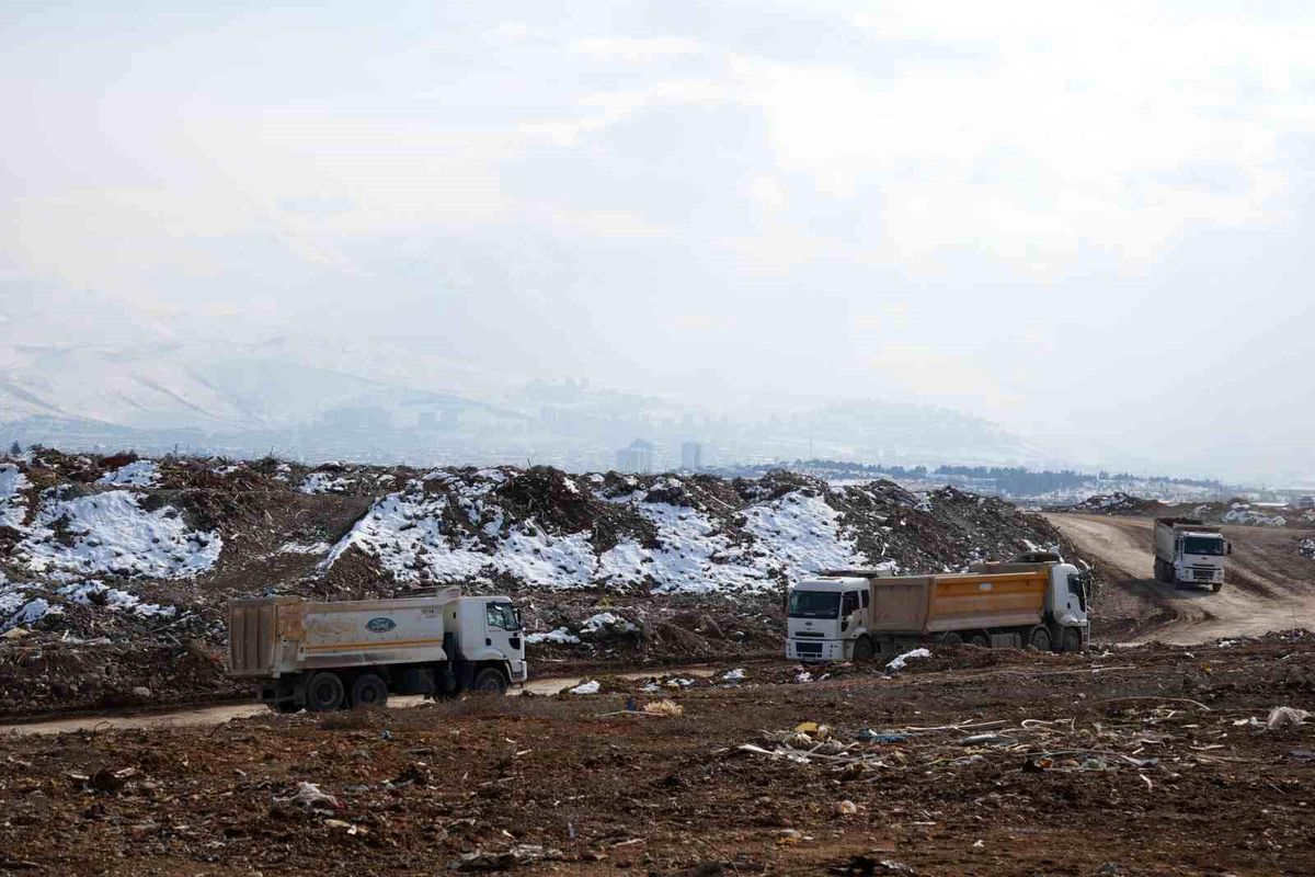 Kahramanmaraş merkezli depremlerin yıl dönümünde Malatya\'da enkaz dağları