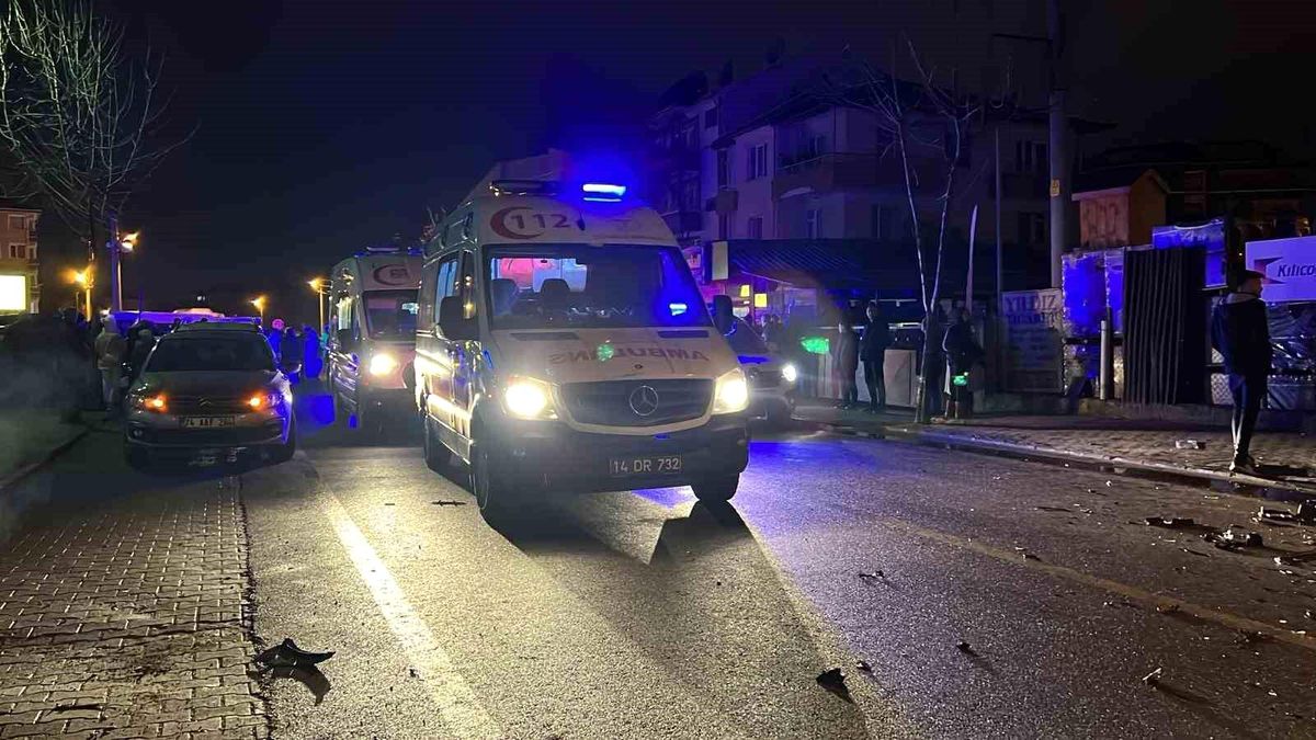Bolu\'da kafa kafaya çarpışan iki otomobilde 5 kişi yaralandı