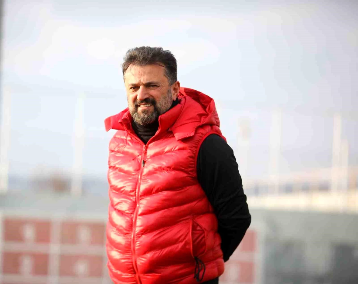 Sivasspor Teknik Direktörü Bülent Uygun, Taraftarlardan Sosyal Medyada Hakaret Etmeden Yorum Yapmalarını İstedi