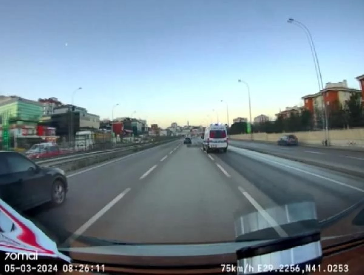 Çekmeköy\'de Otomobil Sürücüsü Ambulansı Sıkıştırarak Trafiği Tehlikeye Attı