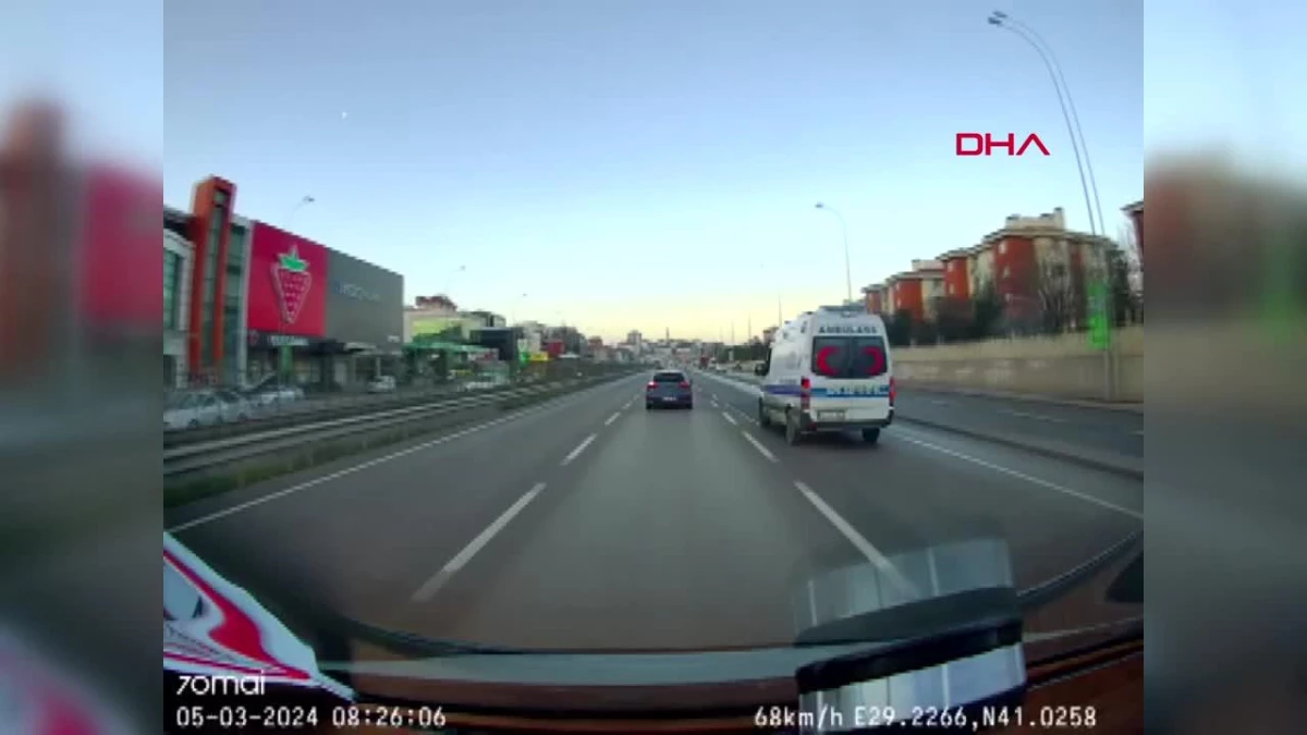 Çekmeköy\'de Otomobil Sürücüsü Ambulansa Saldırdı