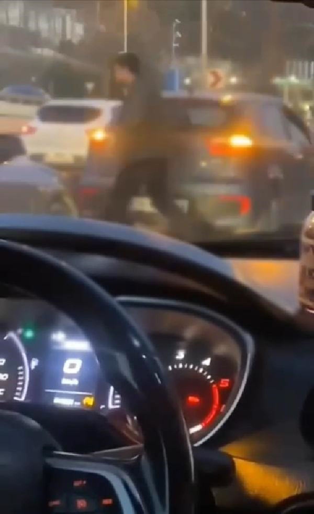 Çekmeköy\'de kadın kapısı açık otomobilden düştü, sürücü zorla araca bindirdi