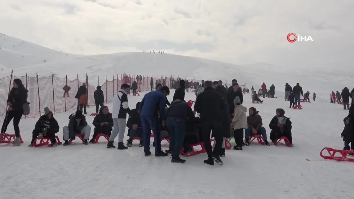 Muş\'ta Çocuk Evleri Sitesi\'nde kalan çocuklar kayak etkinliğiyle eğlendi