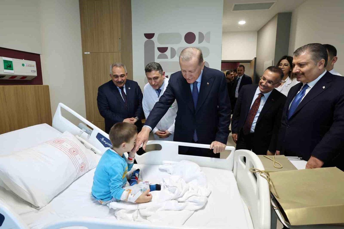 Cumhurbaşkanı Erdoğan, Gaziantep Şehir Hastanesi\'nde çocukları ziyaret etti