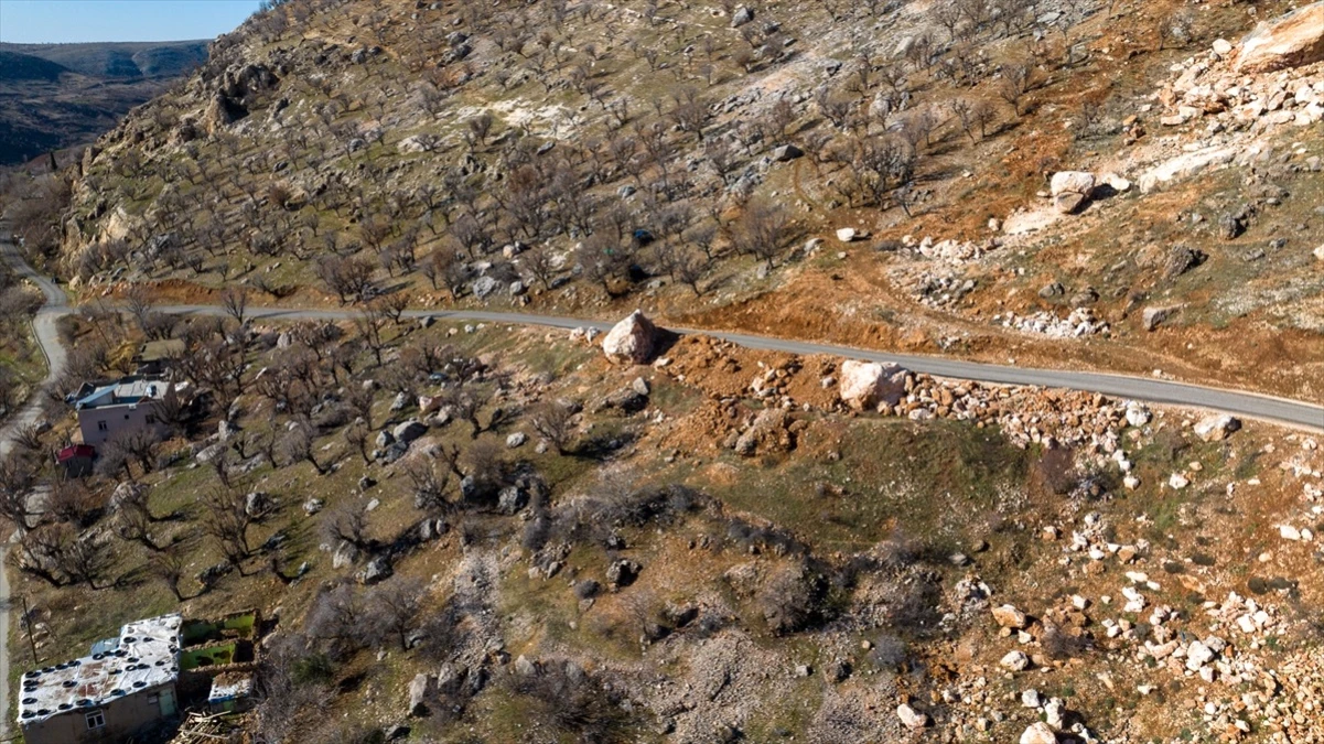 Adıyaman\'da deprem sonrası dev kayalar kamyonlarla taşındı