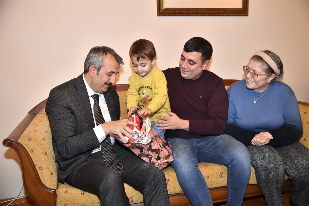 Edirne Valisi Yunus Sezer, şehit polis memuru Gökmen Şimşek\'in ailesini ziyaret etti