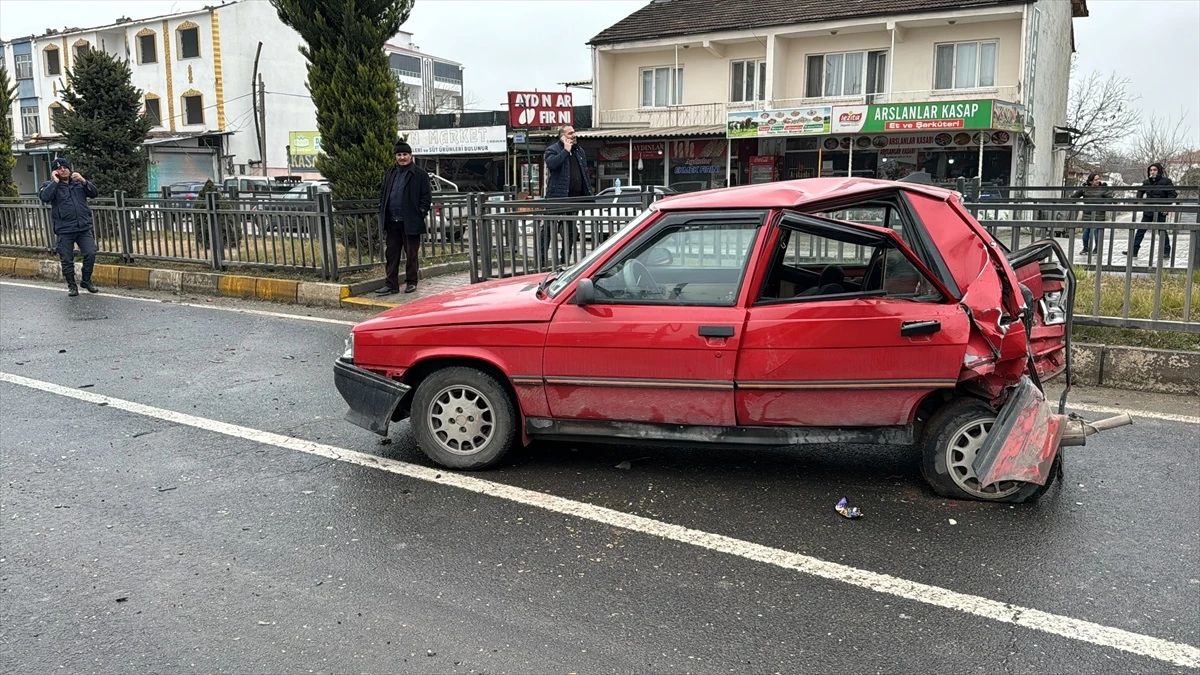Elazığ\'da 3 aracın karıştığı trafik kazasında 2 kişi yaralandı