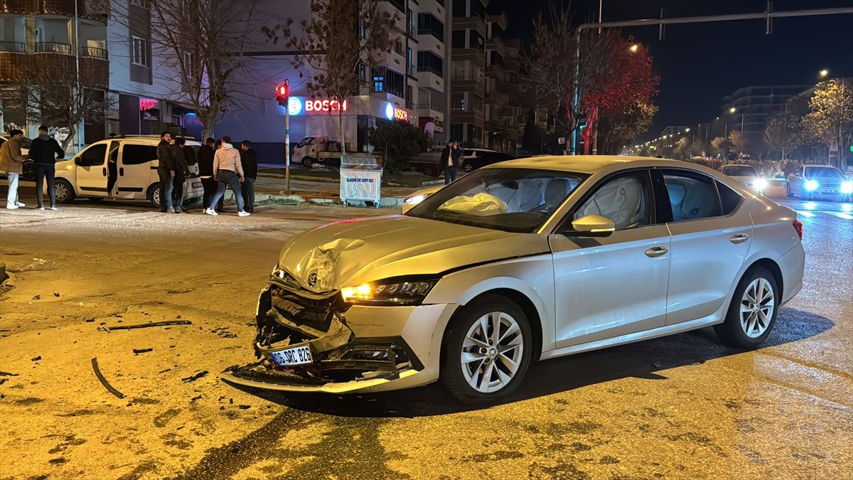 Elazığ\'da otomobil ile hafif ticari araç çarpışması: 6 kişi yaralandı
