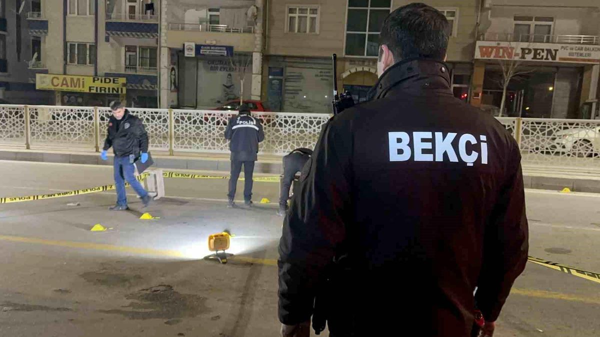 Elazığ\'da kıraathane önünde silahlı saldırı: 2 yaralı