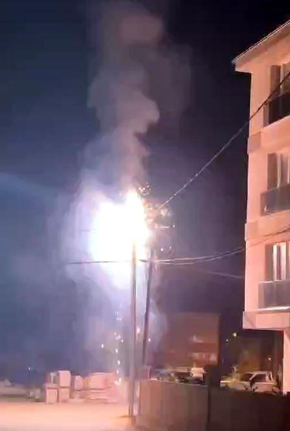 Silivri\'de Elektrik Direğinde Patlamalar Meydana Geldi