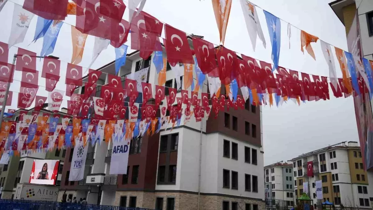 Gaziantep İslahiye\'de depremzedeler kura çekimini yağmur altında takip etti