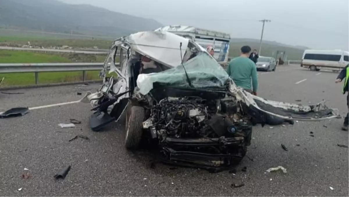 İslahiye'de hafif ticari araçla kamyonet çarpıştı: 3 yaralı