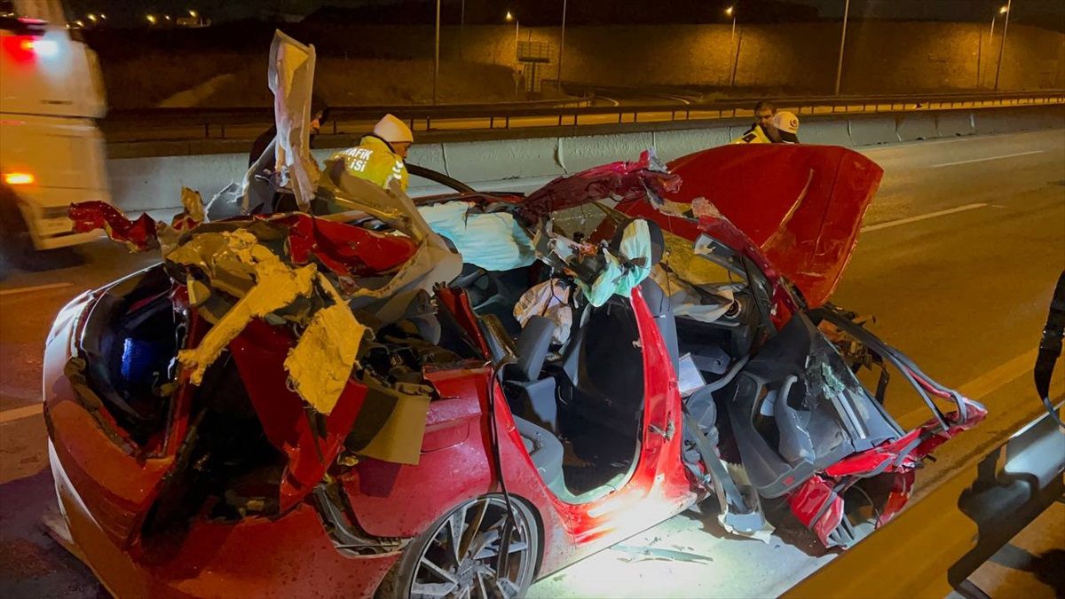 Gebze\'de tırla çarpışan otomobilde 1 ölü, 3 yaralı