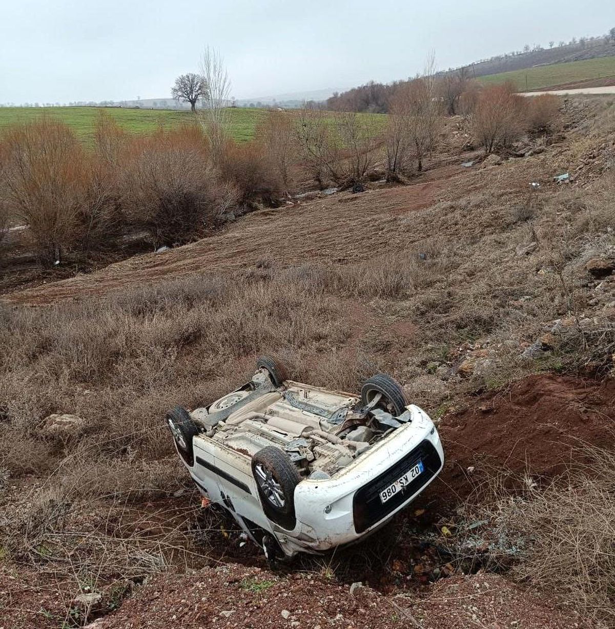 Adıyaman\'ın Gölbaşı ilçesinde araç şarampole yuvarlandı: 2 yaralı