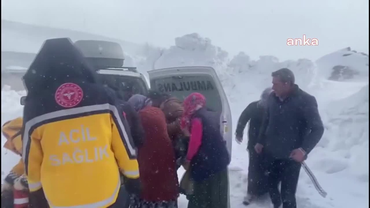 Karla kapanan yolda doğum yapan kadın için özel idare ekipleri devreye girdi