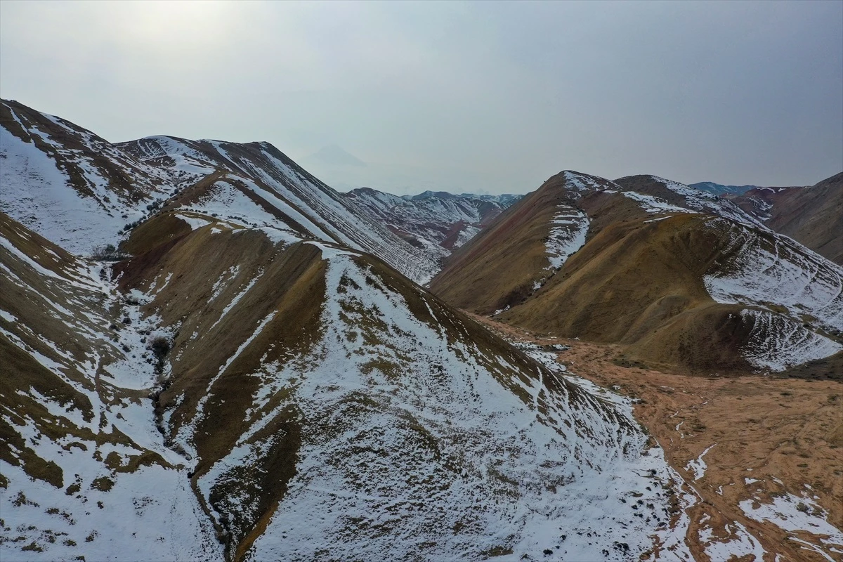 Iğdır\'daki Gökkuşağı Tepeleri Karla Kaplandı