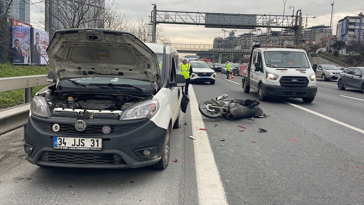 İstanbul\'da TEM Otoyolu\'nda meydana gelen trafik kazasında 1 kişi hayatını kaybetti