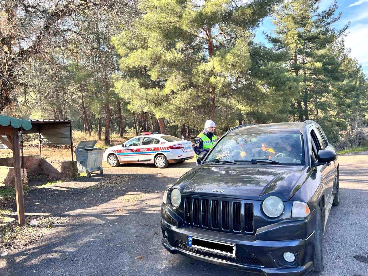 Aydın Karacasu\'da Jandarma Ekipleri Trafik Denetimi ve Bilgilendirme Yaptı