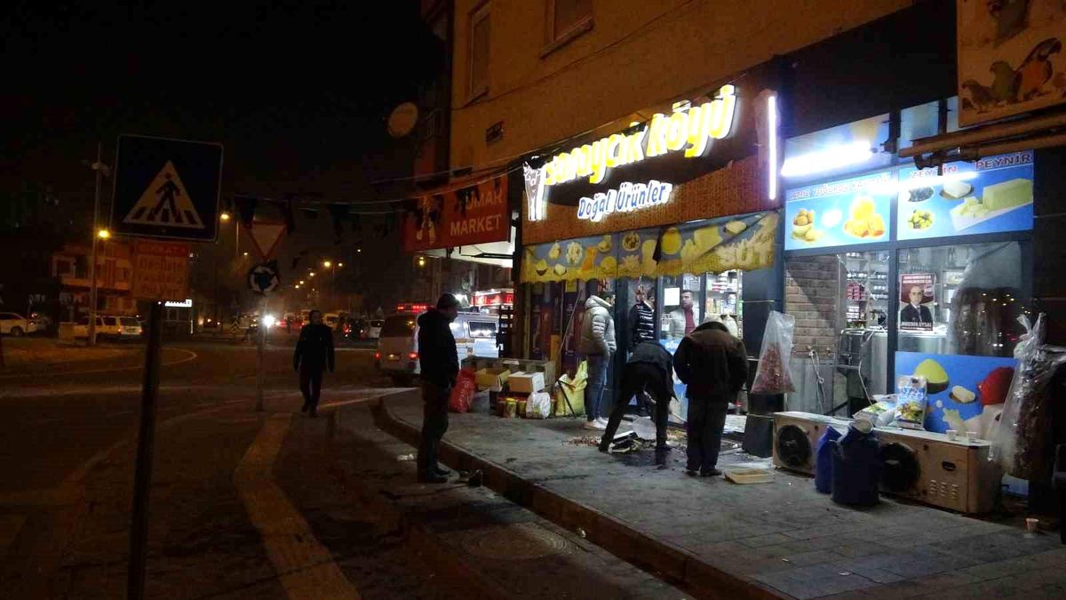 Kayseri\'de Kalp Krizi Geçiren Sürücü Kontrolden Çıkan Otomobil ile 4 Kişiye Çarptı
