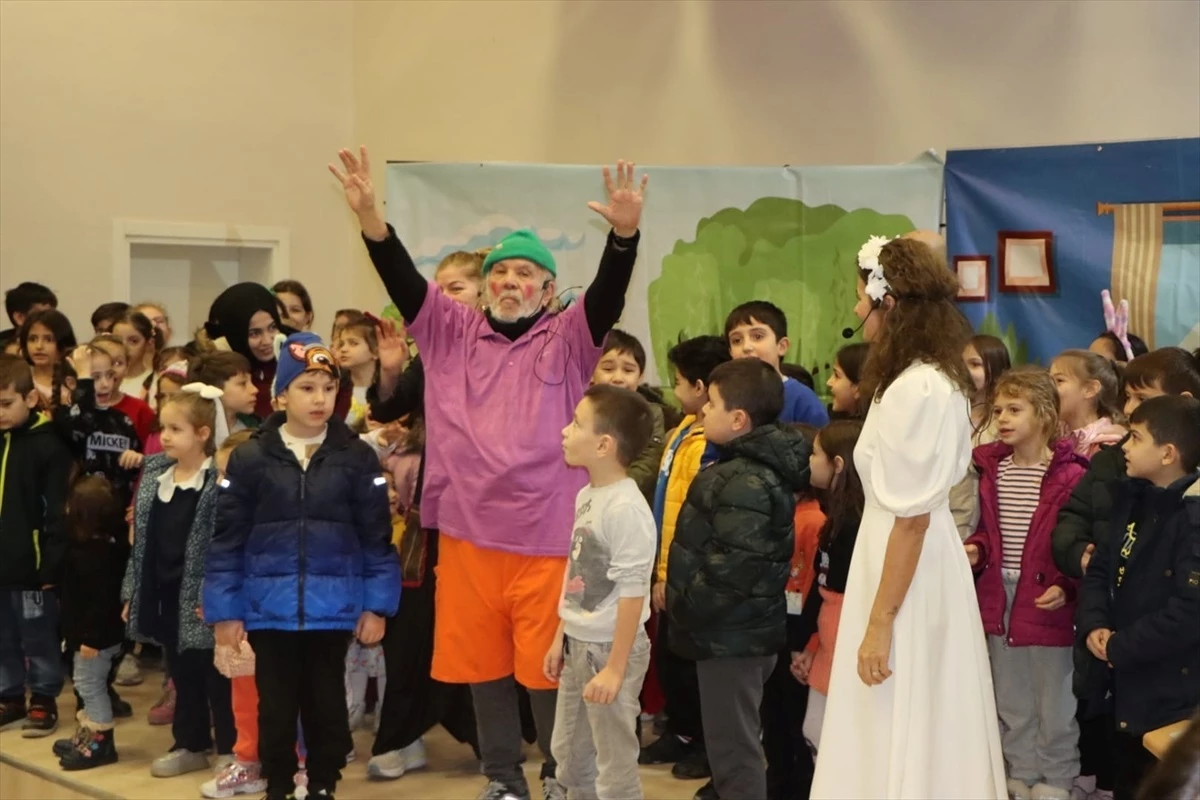 Vize\'de tiyatro oyunları sahnelendi, Lüleburgaz\'da depremzede çocuklar için yardım kampanyası başlatıldı