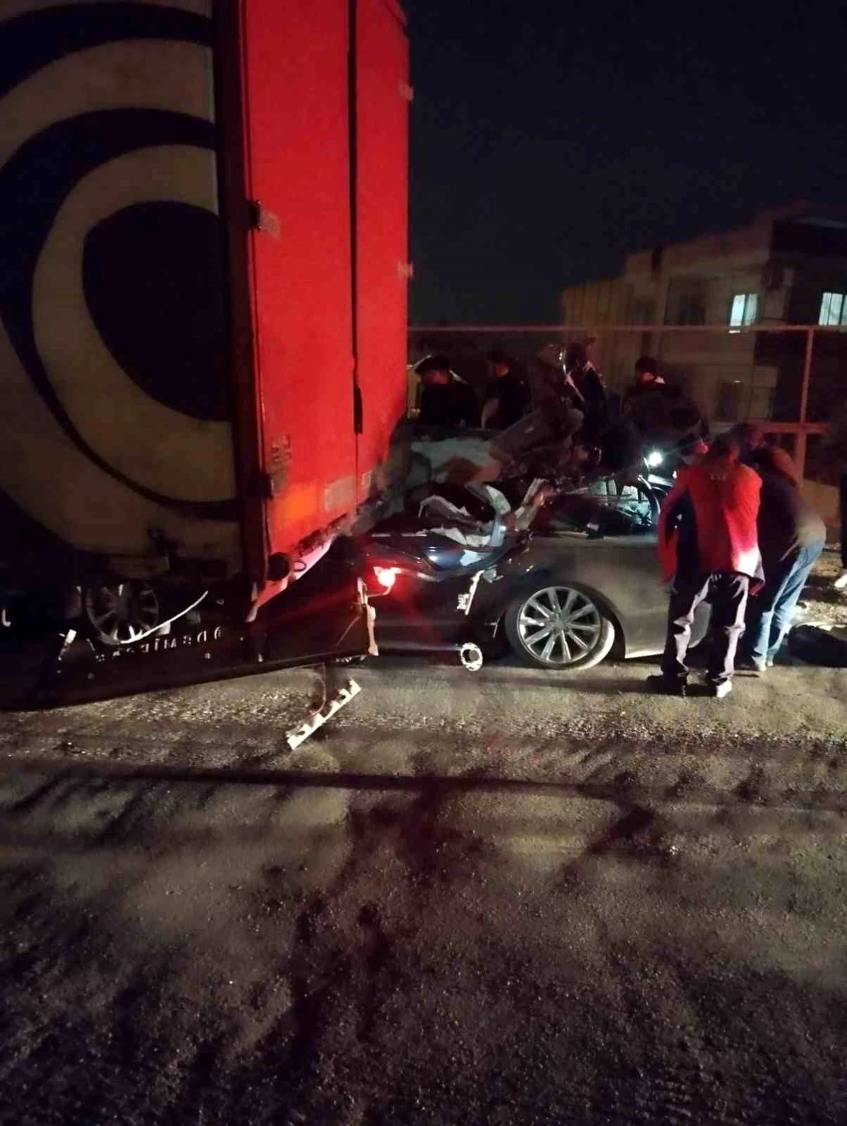 Mersin\'de lüks otomobil tırın altına girdi, 1 kişi hayatını kaybetti